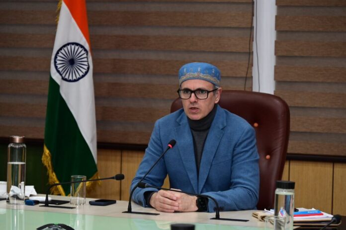 Omar Abdullah congratulating artisans for handloom award
